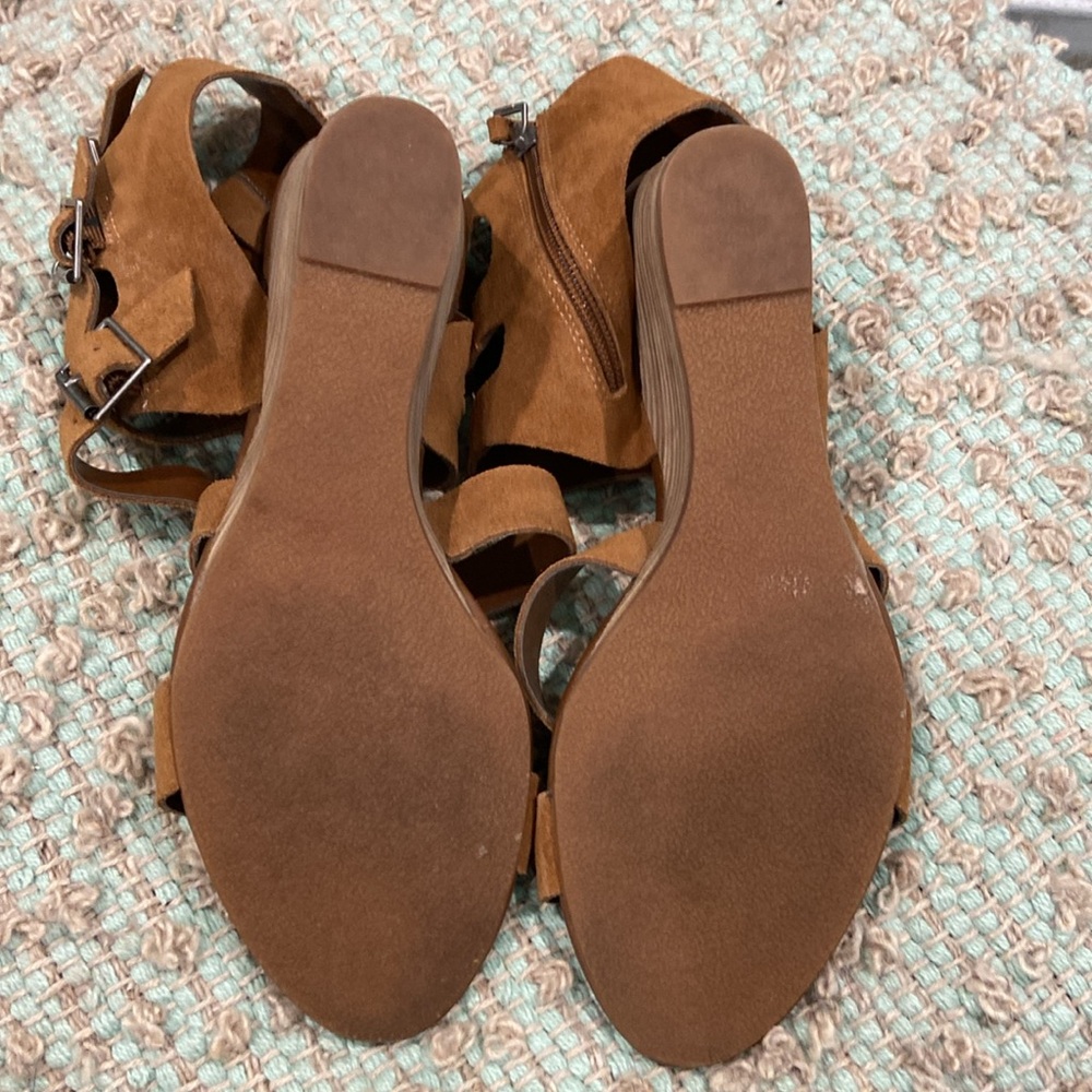Crown Vintage Cognac Suede Sandals with Elegant Straps - Picture 3 of 4